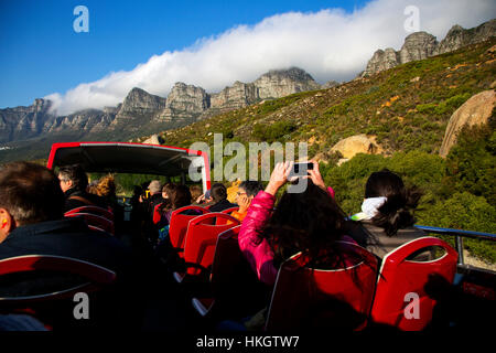Touristen genießen die Tour an City-Sightseeing-Kapstadt mit dem majestätischen Tafelberg im Hintergrund, Cape Town, Südafrika Stockfoto