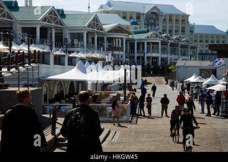 Touristen gehen auf Victoria & Alfred Waterfront, einer der wichtigsten touristischen Ziel in Kapstadt, Südafrika Stockfoto