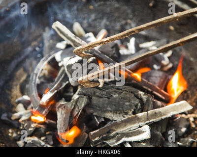 Feuer zu backen Fleisch vorbereiten Stockfoto