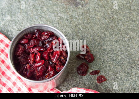 Cranberry Trockenfrüchte in einer Metalldose Stockfoto