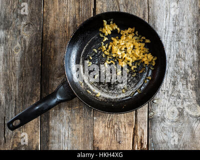 Essen verwöhnt: getrocknete Pasta in einer Pfanne auf alten verwitterten Holztisch Stockfoto