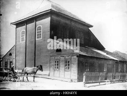 Dieses Bild zeigt die hölzerne Synagoge in Poryck (Pawliwka), ein wichtiges Beispiel jüdischer Architektur in Osteuropa. Das Gebäude, bekannt für sein einzigartiges Design, war eine der wenigen verbliebenen Holzsynagogen vor seiner Zerstörung im 20. Jahrhundert. Stockfoto