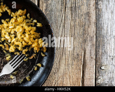 Essen verwöhnt: getrocknete Pasta in einer Pfanne auf alten verwitterten Holztisch Stockfoto