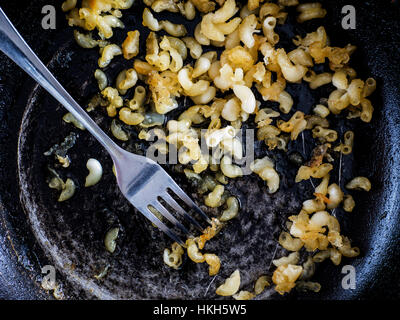 Essen verwöhnt: getrocknete Pasta in einer Pfanne Stockfoto