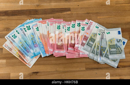 Holztisch mit Euro-Banknoten in fünf 10:20 und 50 euro Stockfoto