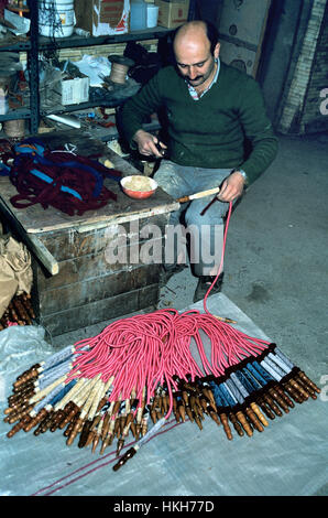 Handwerker, Nargile, Shisha oder Shisha-Wasserpfeifen in Workshop Istanbul Türkei Stockfoto