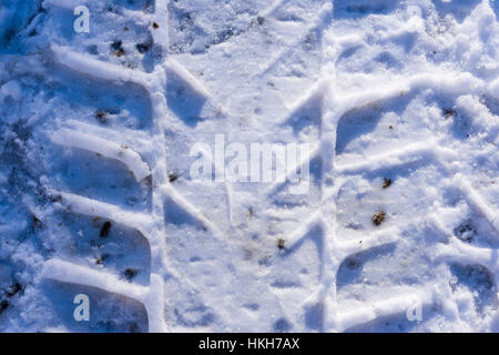 Print-Rad im Schnee. Spur der Räder auf dem Schnee-Hintergrund. Stockfoto