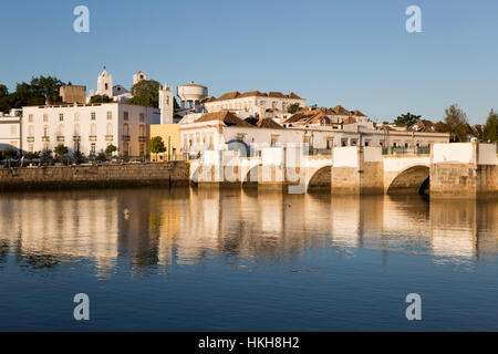 Sieben gewölbte römische Brücke und Stadt am Rio Gilao Fluss, Tavira, Algarve, Portugal, Europa Stockfoto