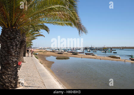 Palmengesäumten Promenade von Fischerdorf bekannt als Hauptstadt der Oktopus (Hauptstadt Do Polvo), Santa Luzia, Algarve, Portugal, Europa Stockfoto