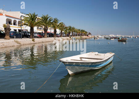 Palmengesäumten Promenade von Fischerdorf bekannt als Hauptstadt der Oktopus (Hauptstadt Do Polvo), Santa Luzia, Algarve, Portugal, Europa Stockfoto