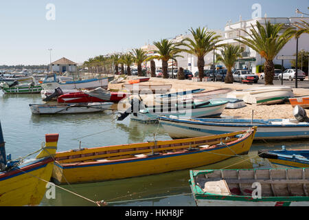 Hafen und die Strandpromenade von Fischerdorf bekannt als Hauptstadt der Oktopus (Hauptstadt Do Polvo), Santa Luzia, Algarve, Portugal, Europa Stockfoto