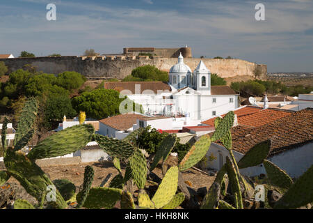 Blick über weiße Stadt und 13. Jahrhundert Schloss, Castro Marim, Algarve, Portugal, Europa Stockfoto