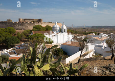 Blick über weiße Stadt und 13. Jahrhundert Schloss, Castro Marim, Algarve, Portugal, Europa Stockfoto