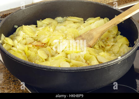 Ein traditionelles spanisches Omelett auf Pfanne vorbereiten. Die spanische Küche. Spanische Tortilla Stockfoto