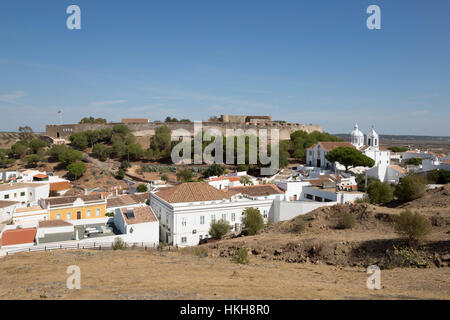 Blick über weiße Stadt und 13. Jahrhundert Schloss, Castro Marim, Algarve, Portugal, Europa Stockfoto