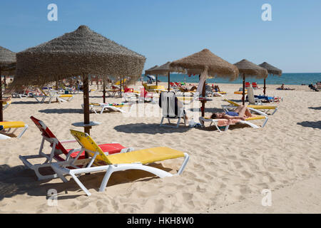 Sonne sand, Liegestühle und Sonnenschirme am weißen Strand, Monte Gordo, Algarve, Portugal, Europa Stockfoto