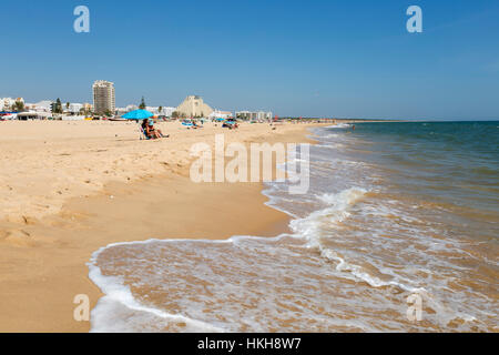 Blick entlang der weißen Sandstrand mit Resort hinter Monte Gordo, Algarve, Portugal, Europa Stockfoto