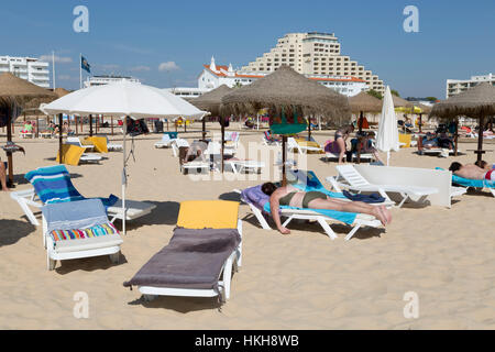 Sonnenanbeter und Hotels am Strand, Monte Gordo, Algarve, Portugal, Europa Stockfoto