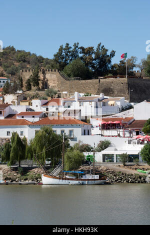 Alcoutim Burg und weiß getünchten Dorf am Rio Guadiana Fluss, Alcoutim, Algarve, Portugal, Europa Stockfoto