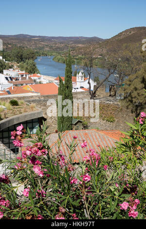 Blick über weiß getünchten Dorf Alcoutim am Rio Guadiana Fluss, Alcoutim, Algarve, Portugal, Europa Stockfoto