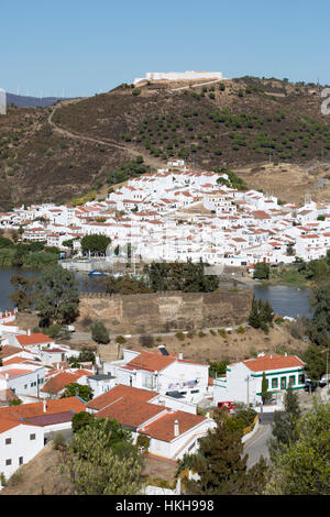 Zeigen Sie über Alcoutim und spanischen Dorf von Sanlucar de Guadiana am Rio Guadiana Fluss, Alcoutim, Algarve, Portugal, Europa an Stockfoto