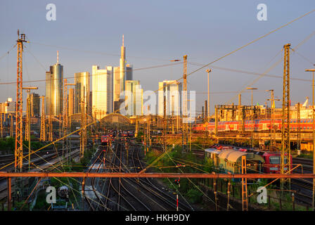 Frankfurt Am Main: zentrale Hauptbahnhof mit Bankenviertel hinter Hauptbahnhof, Hessen, Hessen, Deutschland Stockfoto