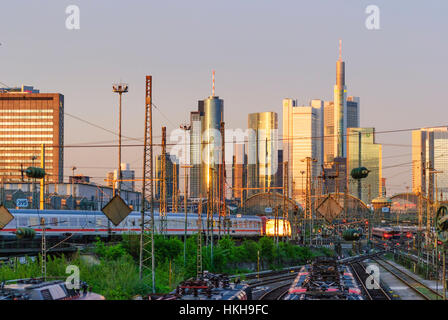 Frankfurt Am Main: zentrale Hauptbahnhof mit Bankenviertel hinter Hauptbahnhof, Hessen, Hessen, Deutschland Stockfoto