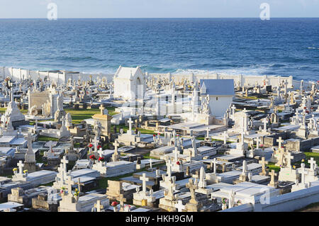 Friedhof am Meer in Puerto Rico im sonnigen Tag Stockfoto