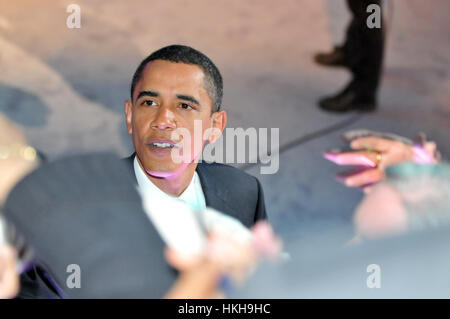 Demokratischen Präsidenten hoffnungsvollen Senator Barack Obama begrüßt Fans am Debatte das National Constitution Center am 16. April 2008. Stockfoto