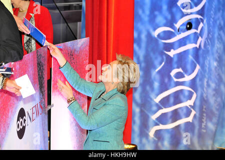 Demokratischen Präsidenten hoffnungsvollen Hillary Clinton begrüßt Fans am Debatte das National Constitution Center am 16. April 2008. Stockfoto