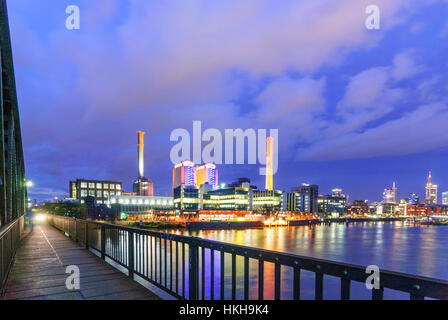 Frankfurt Am Main: West Kraft-Wärme-Kraftwerk der Mainova AG am Main und Main-Neckar-Brücke, Westhafen, Hessen, Hessen, Deutschland Stockfoto