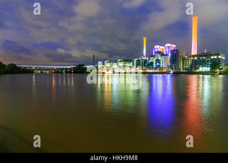 Frankfurt Am Main: West Kraft-Wärme-Kraftwerk der Mainova AG am Main und Main-Neckar-Brücke, Westhafen, Hessen, Hessen, Deutschland Stockfoto