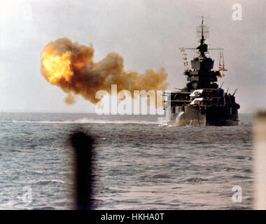 Schlacht von OKINAWA April-Juni 1945. Die USS Idaho (BB-42) Muscheln japanische Positionen am 1. April den ersten Tag der Schlacht. Foto: US-Navy Stockfoto