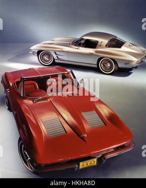 CORVETTE STING RAY Anzeige 1963 mit dem Coupé an Spitze und der roten Roadster. Foto: General Motors Stockfoto