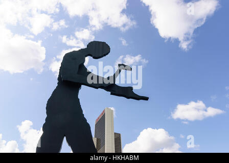 Frankfurt Am Main: Skulptur Hammering Man von Jonathan Borofsky vor dem Plaza Bürocenter (einschließlich Marriott Hotel), Messe, Hessen, Hessen, Stockfoto