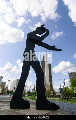 Frankfurt Am Main: Skulptur Hammering Man von Jonathan Borofsky vor dem Plaza Bürocenter (einschließlich Marriott Hotel), Messe, Hessen, Hessen, Stockfoto