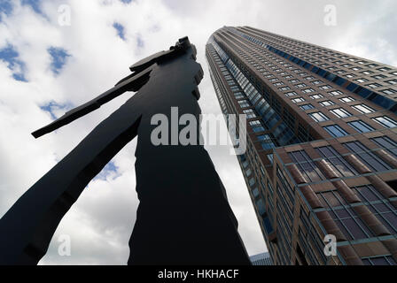 Frankfurt Am Main: Skulptur Hammering Man von Jonathan Borofsky vor dem Plaza Bürocenter (einschließlich Marriott Hotel), Messe, Hessen, Hessen, Stockfoto