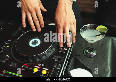 Händen der dj auf Vinyl Musizieren im Nachtclub Stockfoto