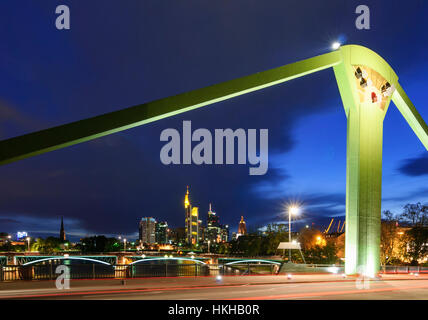 Frankfurt Am Main: Flößerbrücke Brücke über den Main, Skyline der Stadt, Main, Hessen, Hessen, Deutschland Stockfoto