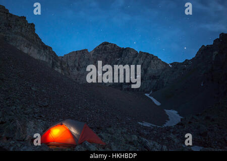 Eine leuchtende Zelt unter dem Nachthimmel in den Elk Mountains in Aspen, colorado Stockfoto