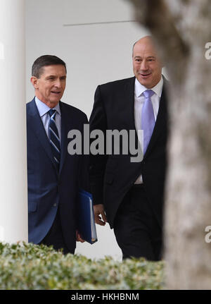 National Security Advisor Michael T.Flynn (links) folgt Ministerpräsident Theresa May und US-Präsident Donald Trump entlang der Kolonnade des weißen Hauses während ihres Besuchs in Washington DC, USA. Stockfoto