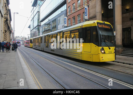 Metrolink Straßenbahn durch Manchester Straße vorbei. Stockfoto