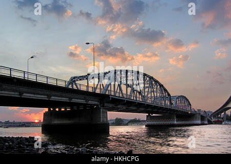 die Bangkok-Brücke mit schönen Sonnenuntergang Hintergrund Stockfoto