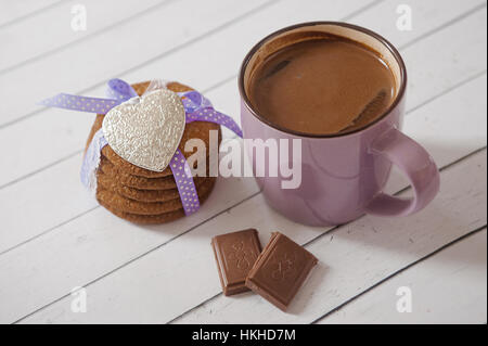 Lebkuchen, Tasse Kakao, Milch Schokolade und metallische Herzen. Valentines Day Celebration Stockfoto