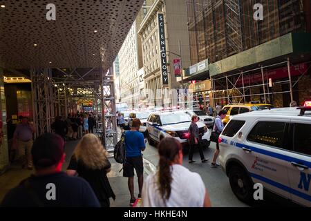 Während einer Black lebt Angelegenheit Protestaktion in New York City Fuß Times Square nach den Dreharbeiten Tod von Alton Sterling und Philando Kastilien, Touristen vorbei an einer langen Reihe von New York Police Department (NYPD) Fahrzeuge auf 46th Street, New York City, New York, 7. Juli 2016. Stockfoto