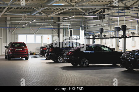 Auto in Werkstatt, groß und sauber Stockfoto