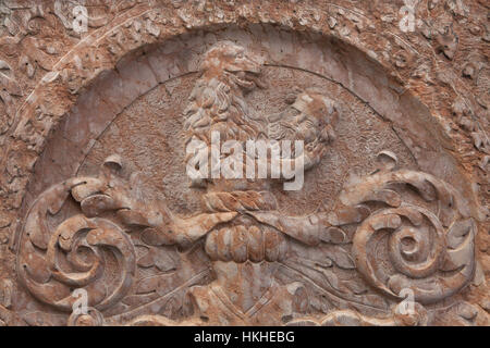 Löwe mit einem menschlichen Kopf. Detail der Grabstein in der Kirche von Saint Peter (Alter Peter) in München, Bayern, Deutschland. Stockfoto