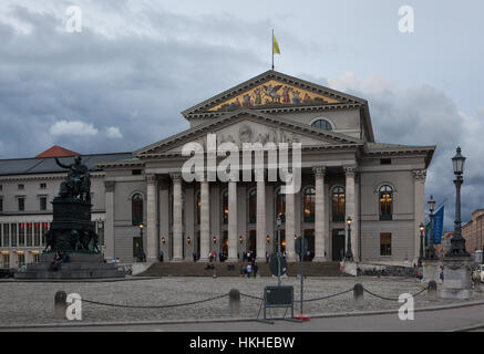 National Theatre und das Denkmal für König Maximilian Joseph von Bayern im Max-Joseph-Platz in München, Bayern, Deutschland. Stockfoto