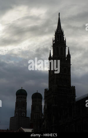 Neues Rathaus (neues Rathaus) und die Frauenkirche-Kathedrale in Marienplatz in München, Bayern, Deutschland. Stockfoto