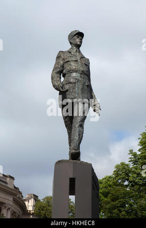 Denkmal für Charles de Gaulle (2000) des französischen Bildhauers Jean Cardot in der Avenue des Champs-Elysées in Paris, Frankreich. Stockfoto